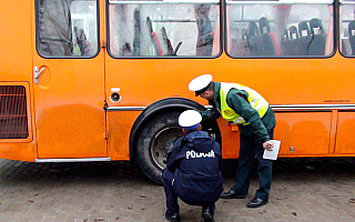 Policjanci skontrolowali 137 szkolnych busów